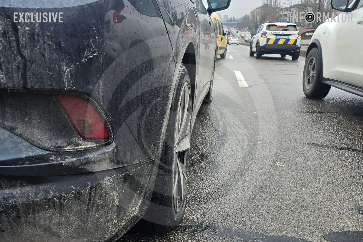 Зайнята ліва смуга на шляхопроводі у бік Нового мосту ДТП та пробиті через ями колеса: що відомо про затор на Слобожанському проспекті у Дніпрі 6