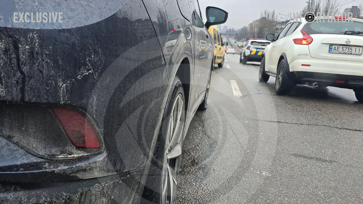 ДТП та пробиті через ями колеса: що відомо про затор на Слобожанському проспекті у Дніпрі