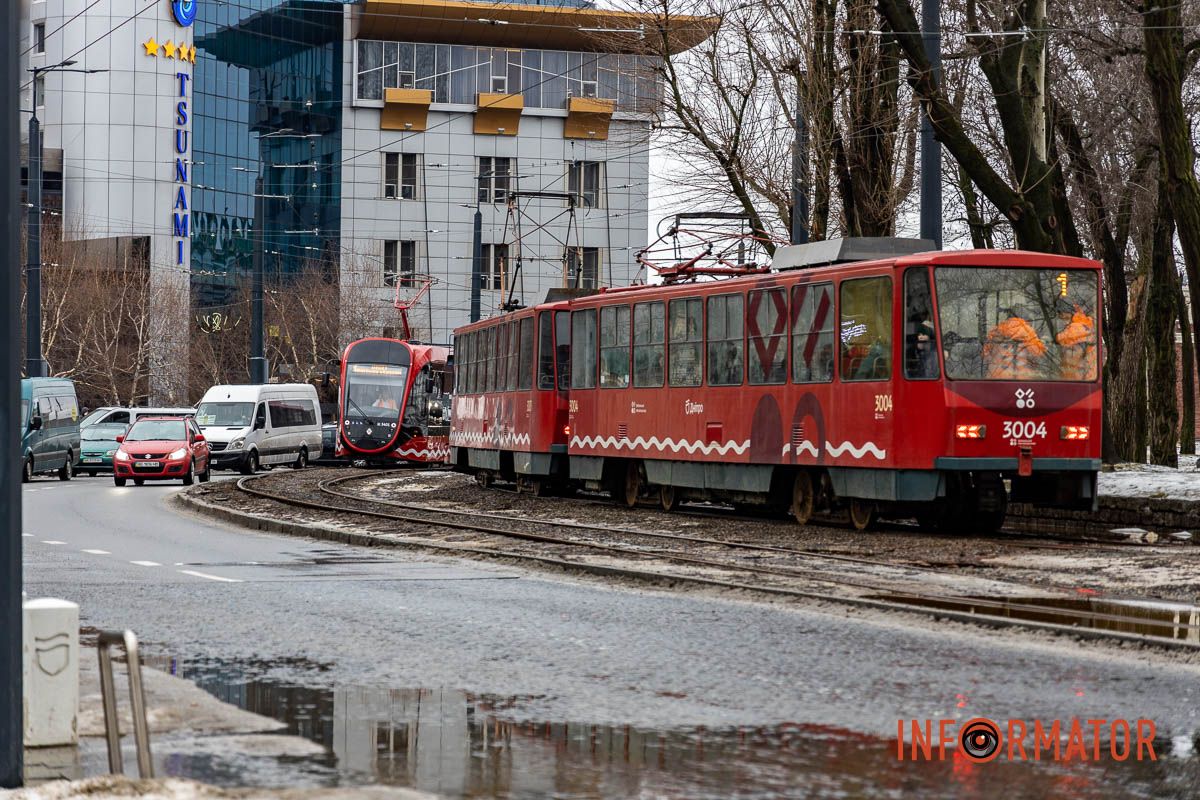 Він уже працює у повноцінному режимі та перевозить пасажирів “У місті офісників радіють новому трамваю – жесть”: дніпряни вже можуть проїхатися на Tatra маршрутом №1 2