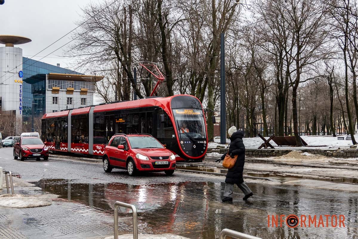 За словами Філатова, вагон вітчизняного виробництва на 70% складається з українських комплектуючих “У місті офісників радіють новому трамваю – жесть”: дніпряни вже можуть проїхатися на Tatra маршрутом №1 4