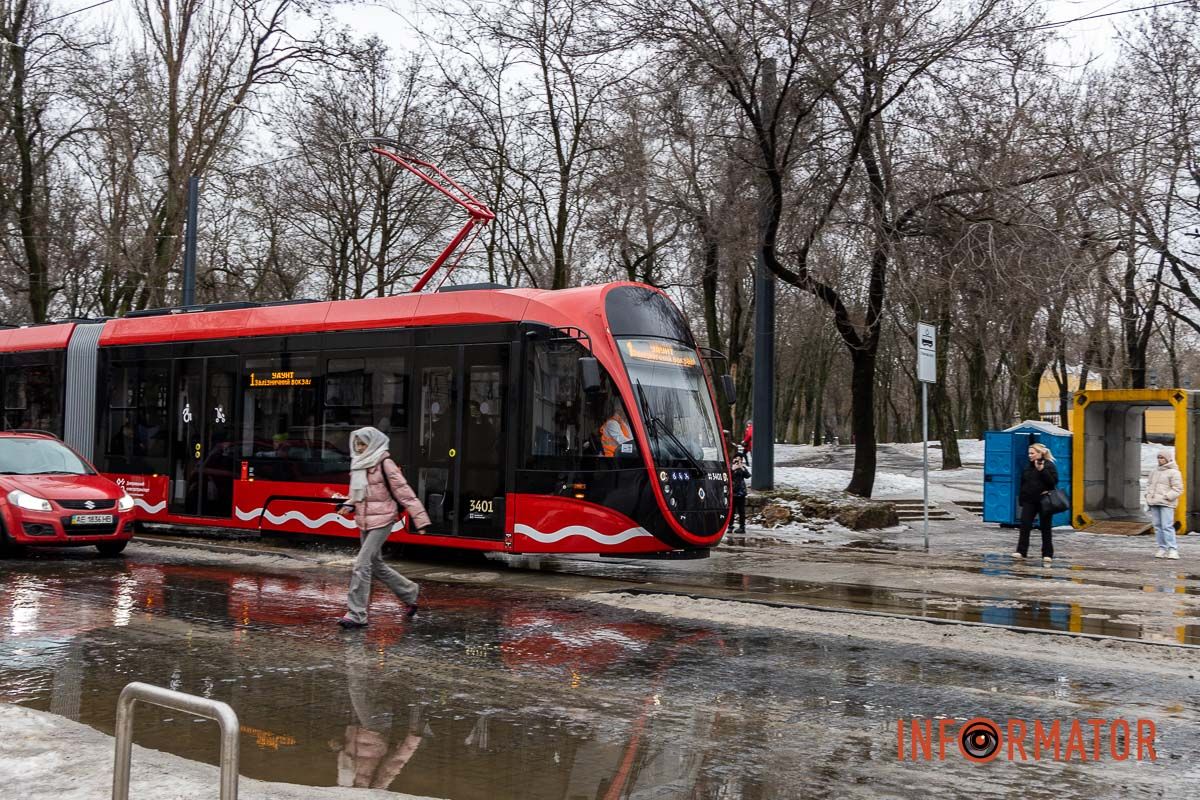 Новий трамвай повністю низькопідлоговий “У місті офісників радіють новому трамваю – жесть”: дніпряни вже можуть проїхатися на Tatra маршрутом №1 5