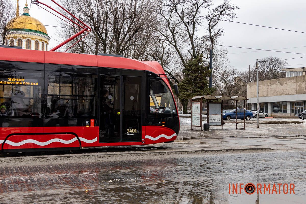 У ньому широкі проходи, місця для крісел колісних, звукові оповіщення про зупинки та таблички зі шрифтом Брайля “У місті офісників радіють новому трамваю – жесть”: дніпряни вже можуть проїхатися на Tatra маршрутом №1 6