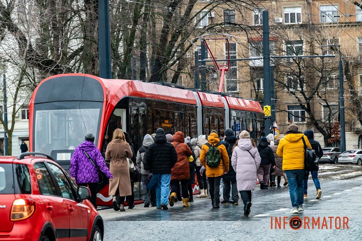 Також передбачена функція автономного ходу — до трьох кілометрів у разі знеструмлення ділянки “У місті офісників радіють новому трамваю – жесть”: дніпряни вже можуть проїхатися на Tatra маршрутом №1 9