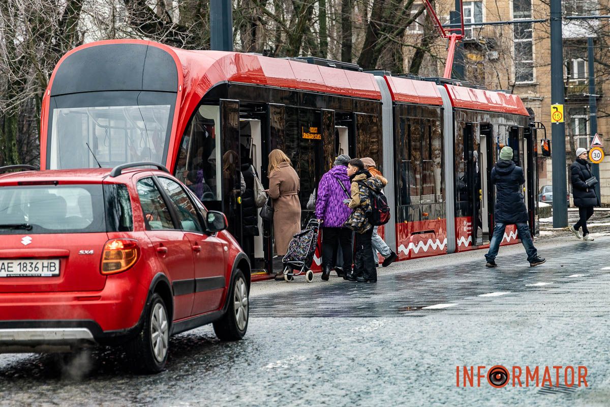 Безбар’єрні посадкові платформи вже облаштовані на 14 зупинках маршруту “У місті офісників радіють новому трамваю – жесть”: дніпряни вже можуть проїхатися на Tatra маршрутом №1 10