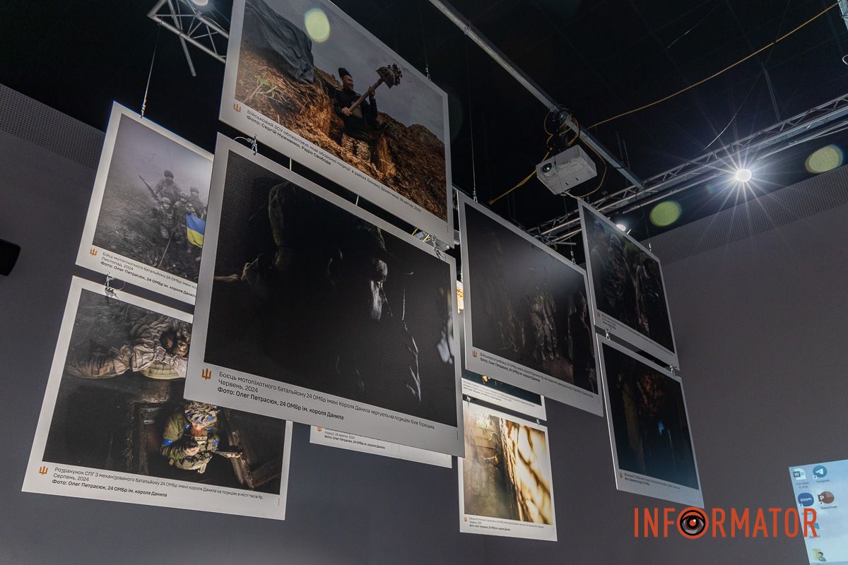 Вона присвячена четвертій річниці повномасштабного вторгнення рф в Україну «Народ, що став військом»: у Дніпрі відкрили фотовиставку до роковини повномасштабного вторгнення 2