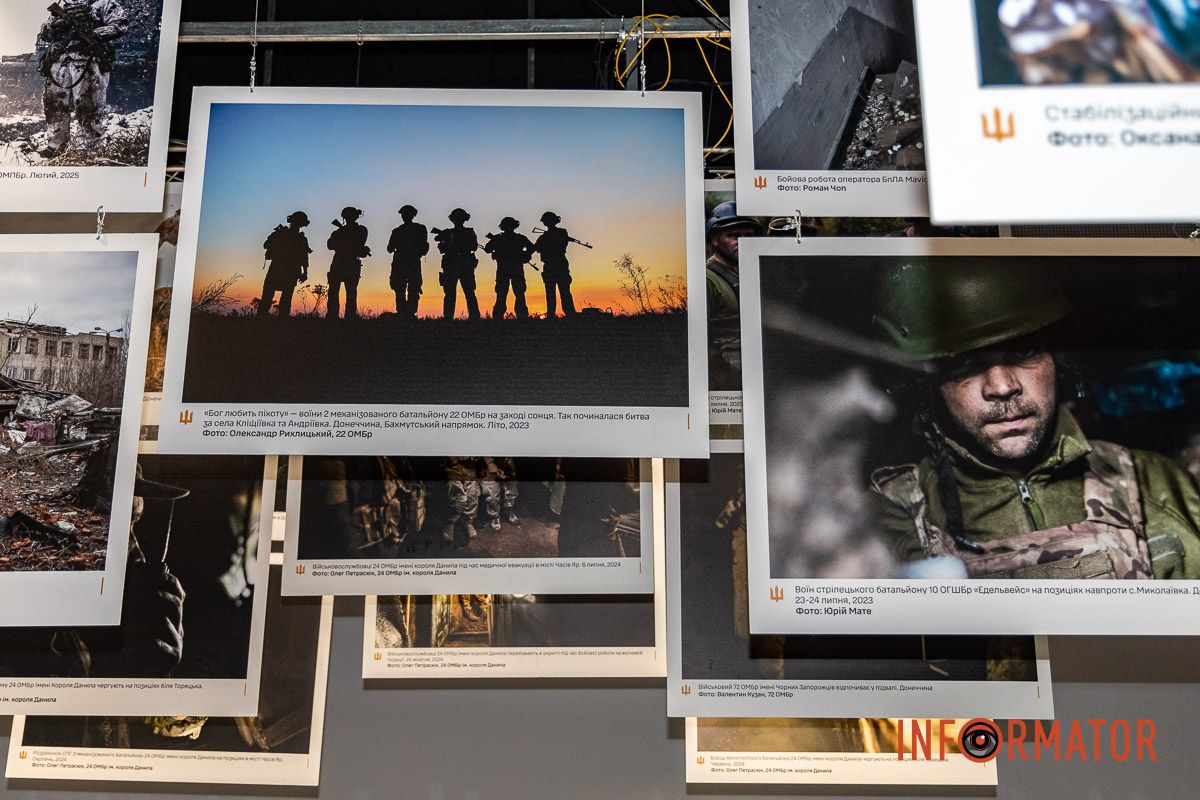 Організаторами виступили 1 Центр інформаційно-комунікаційної підтримки Сухопутних військ ЗСУ спільно з Дніпропетровським обласним територіальним центром комплектування та соціальної підтримки «Народ, що став військом»: у Дніпрі відкрили фотовиставку до роковини повномасштабного вторгнення 5