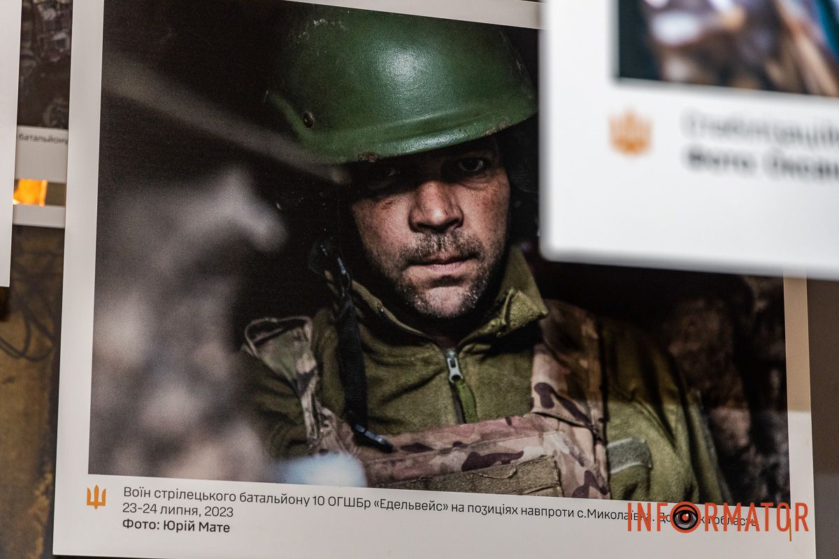 До експозиції увійшли 50 світлин, зроблених цивільними та військовими фотографами «Народ, що став військом»: у Дніпрі відкрили фотовиставку до роковини повномасштабного вторгнення 6