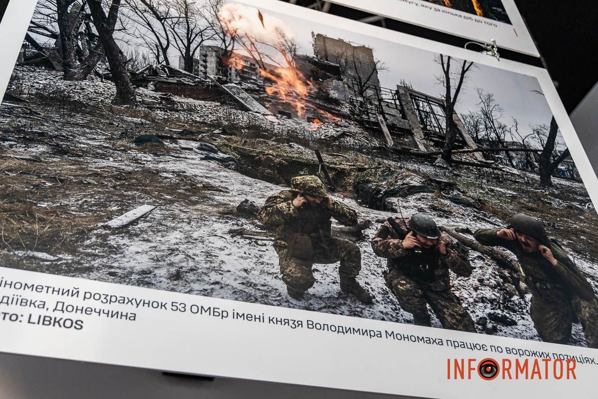 Більшість кадрів створені безпосередньо на лінії фронту «Народ, що став військом»: у Дніпрі відкрили фотовиставку до роковини повномасштабного вторгнення 7