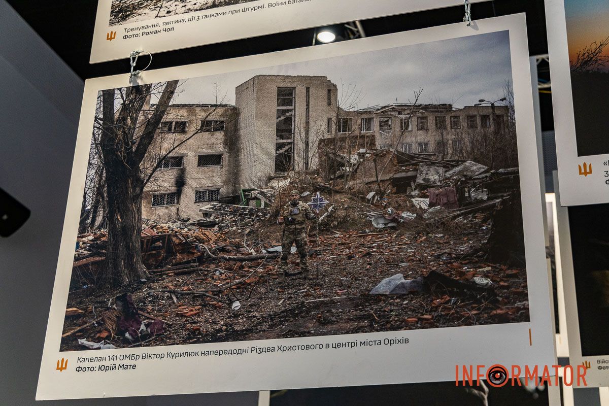 Вони охоплюють період від початку повномасштабного вторгнення і до 2025 року «Народ, що став військом»: у Дніпрі відкрили фотовиставку до роковини повномасштабного вторгнення 8