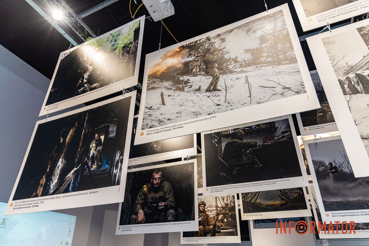 Відкриття виставки у музеї «Народ, що став військом»: у Дніпрі відкрили фотовиставку до роковини повномасштабного вторгнення 9