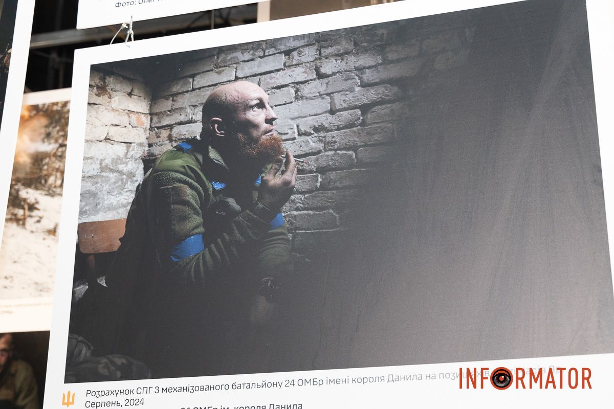 Світлини з передової «Народ, що став військом»: у Дніпрі відкрили фотовиставку до роковини повномасштабного вторгнення 10