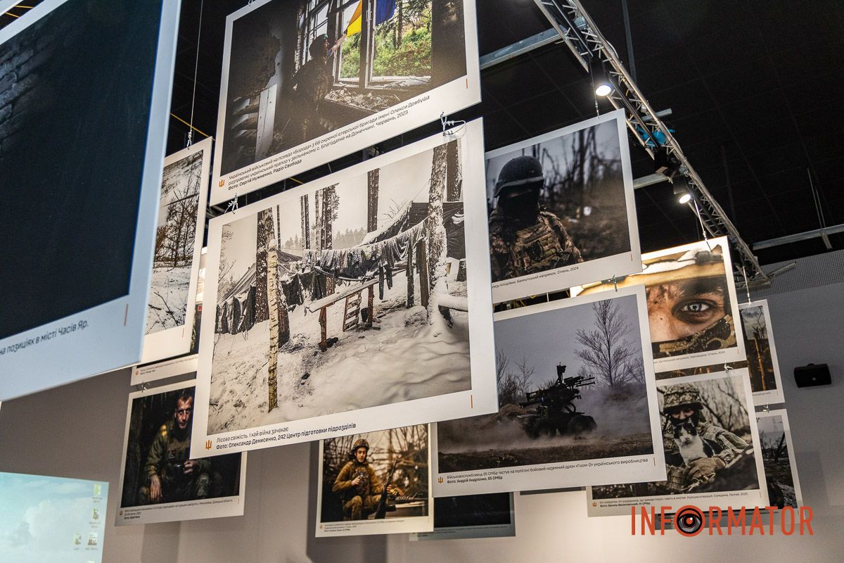 Обличчя українських Захисників «Народ, що став військом»: у Дніпрі відкрили фотовиставку до роковини повномасштабного вторгнення 11