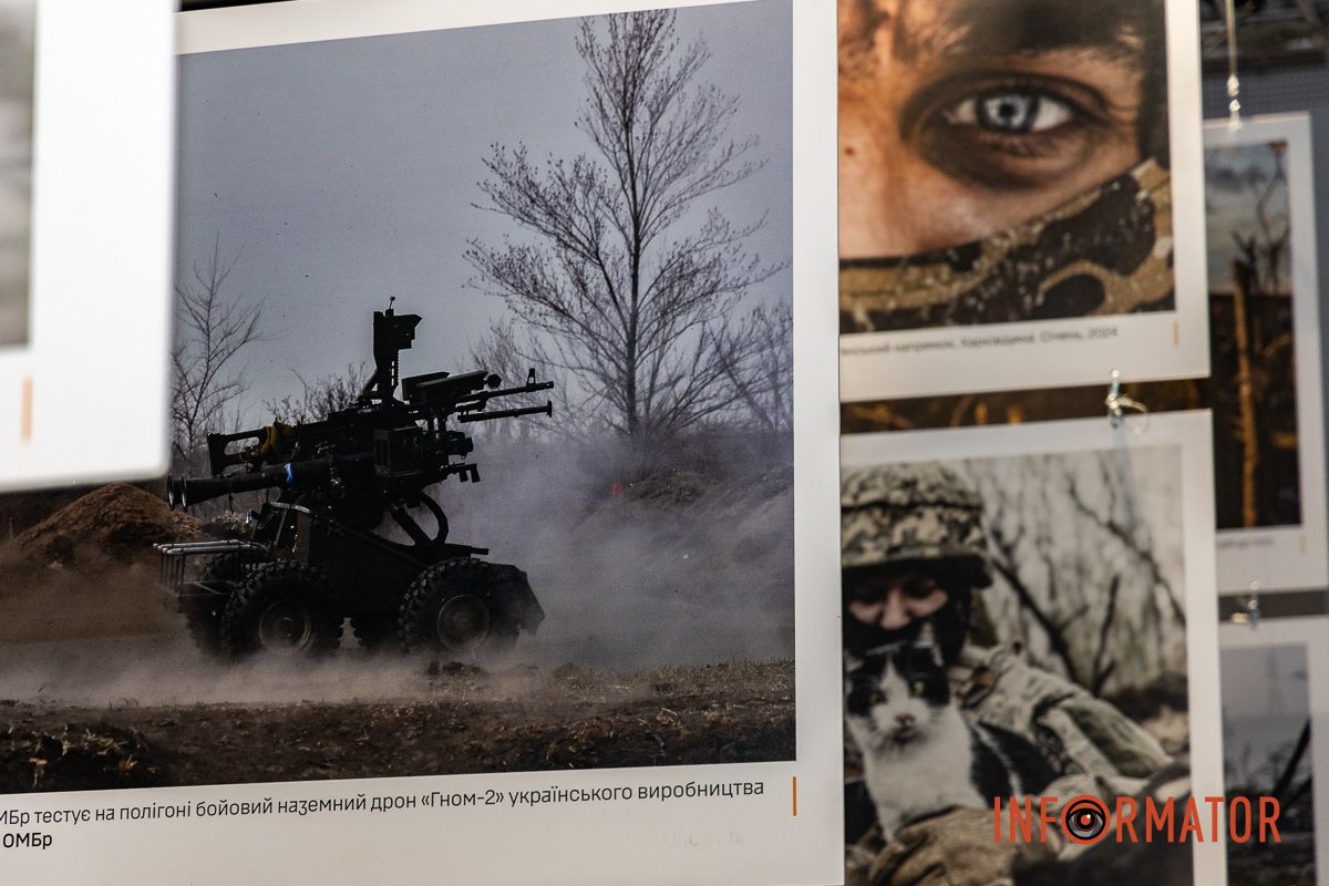 Кадри, зроблені на лінії фронту «Народ, що став військом»: у Дніпрі відкрили фотовиставку до роковини повномасштабного вторгнення 12
