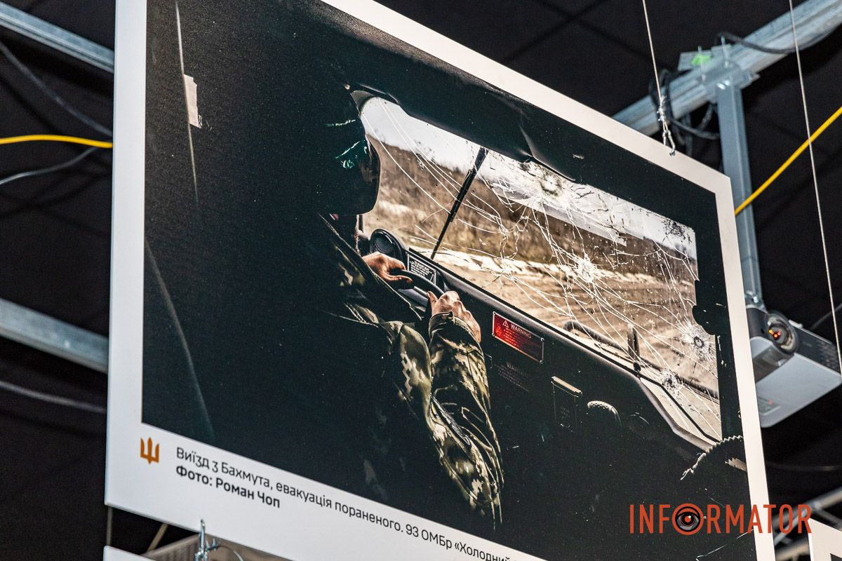 Побут військових на позиціях «Народ, що став військом»: у Дніпрі відкрили фотовиставку до роковини повномасштабного вторгнення 13