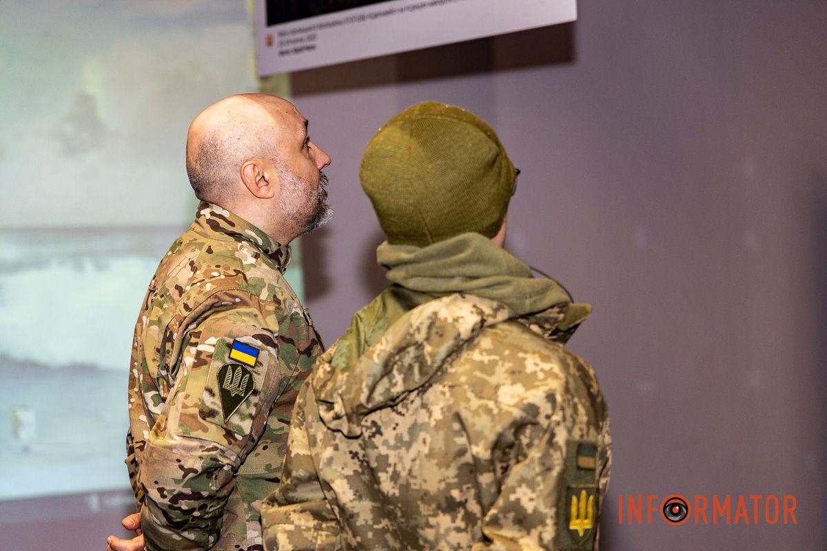 Музейна зала під час відкриття «Народ, що став військом»: у Дніпрі відкрили фотовиставку до роковини повномасштабного вторгнення 15