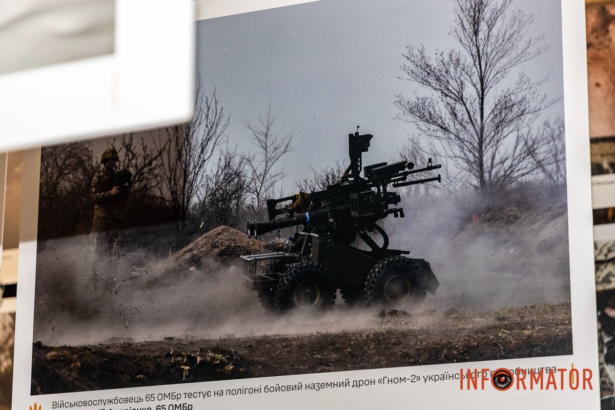 Географія фронту у кадрах «Народ, що став військом»: у Дніпрі відкрили фотовиставку до роковини повномасштабного вторгнення 16