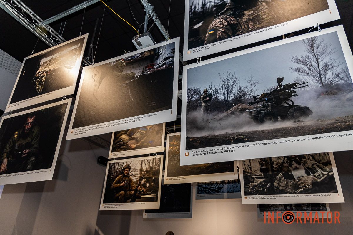 Портрети тих, хто став на захист країни «Народ, що став військом»: у Дніпрі відкрили фотовиставку до роковини повномасштабного вторгнення 17