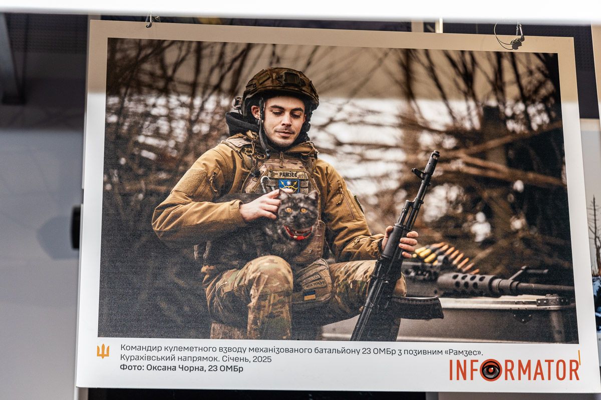 Історія війни через людські емоції «Народ, що став військом»: у Дніпрі відкрили фотовиставку до роковини повномасштабного вторгнення 18