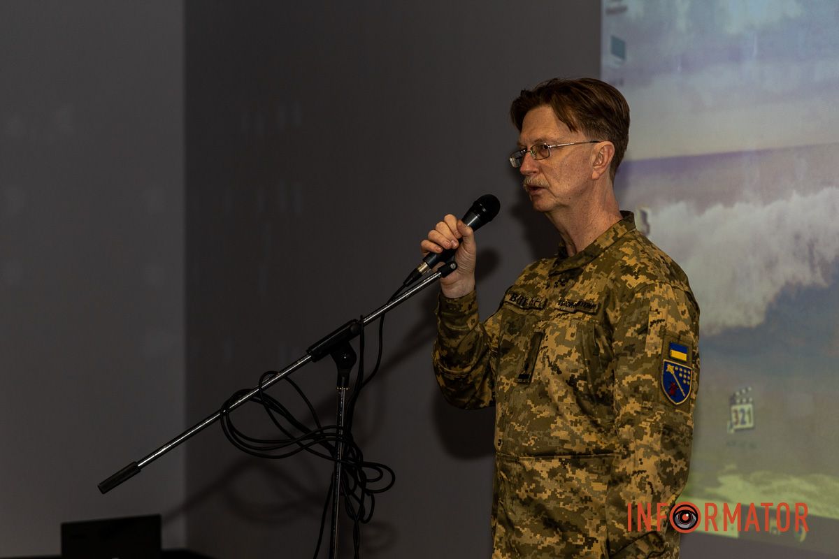 Розповідь історика «Народ, що став військом»: у Дніпрі відкрили фотовиставку до роковини повномасштабного вторгнення 21