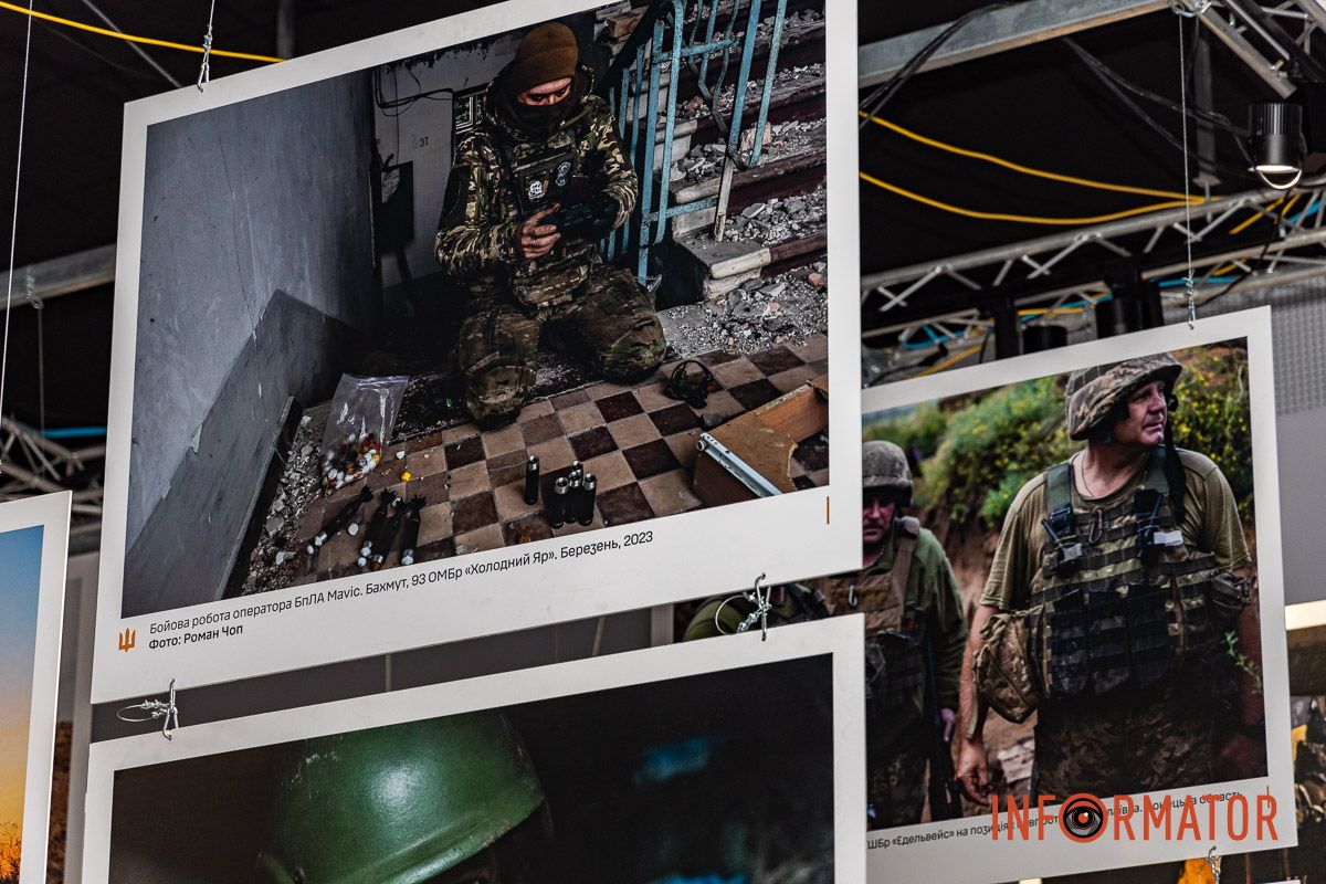 Фронт очима фотографів «Народ, що став військом»: у Дніпрі відкрили фотовиставку до роковини повномасштабного вторгнення 23