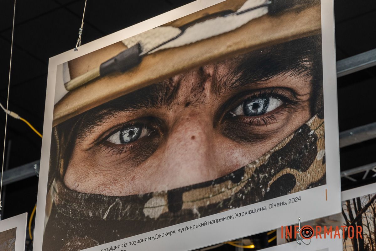 Кадри сили та витримки «Народ, що став військом»: у Дніпрі відкрили фотовиставку до роковини повномасштабного вторгнення 24