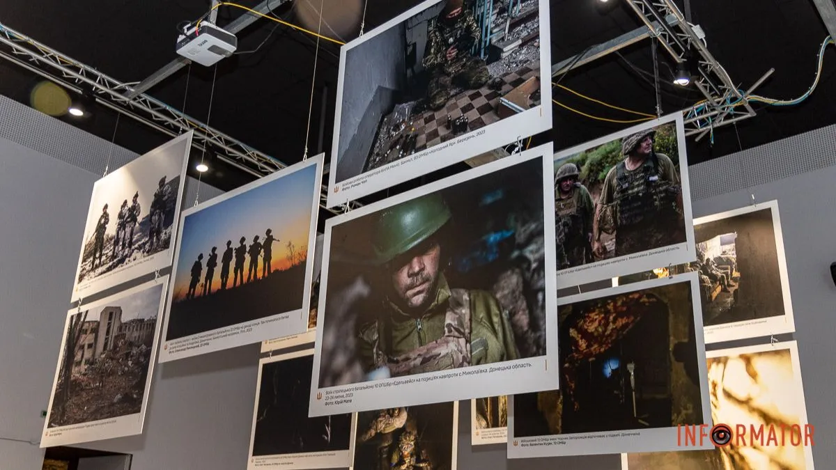«Народ, що став військом»: у Дніпрі відкрили фотовиставку до 4-ї роковини повномасштабного вторгнення