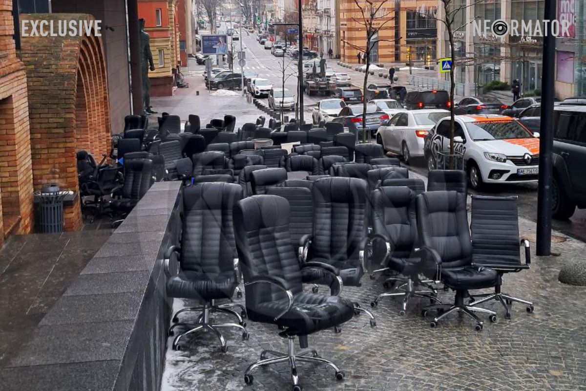 Сотні крісел та стільців на тротуарі Сотні крісел та стільців на тротуарі