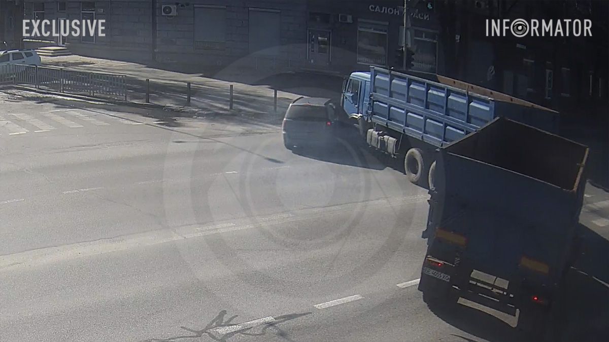 Відео моменту: у Дніпрі на Січеславській Набережній зіштовхнулися легковик і вантажівка з причепом, рух паралізований