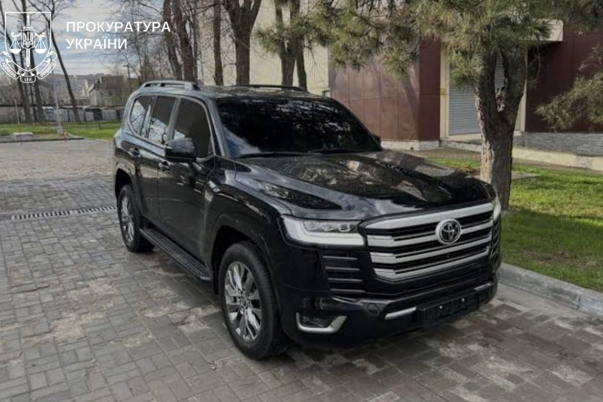 Посадовець умисно не зазначив у декларації за 2023 рік відомості про придбання та продаж автомобіля Toyota Land Cruiser 2022 року випуску, який належав його дружині, вартістю понад 3 мільйона гривень