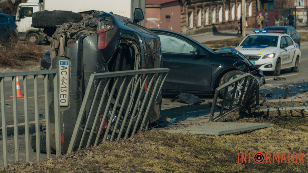 У Дніпрі на Робочій зіштовхнулись Tesla та Renault: останній перекинувся на бік