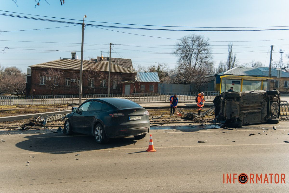У Дніпрі на Робочій зіштовхнулись Tesla та Renault: останній перекинувся на бік 16