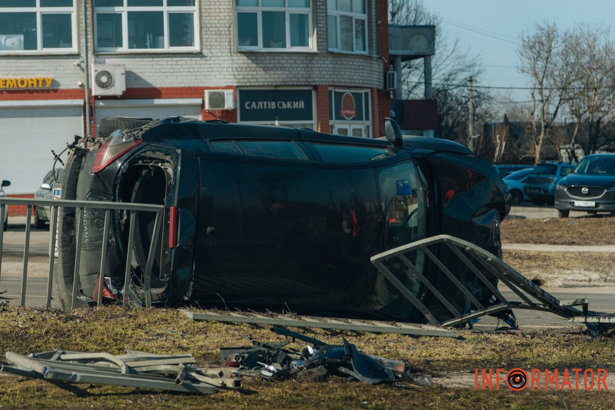У Дніпрі на Робочій зіштовхнулись Tesla та Renault: останній перекинувся на бік 18