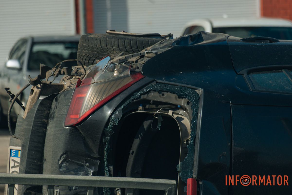 У Дніпрі на Робочій зіштовхнулись Tesla та Renault: останній перекинувся на бік 22