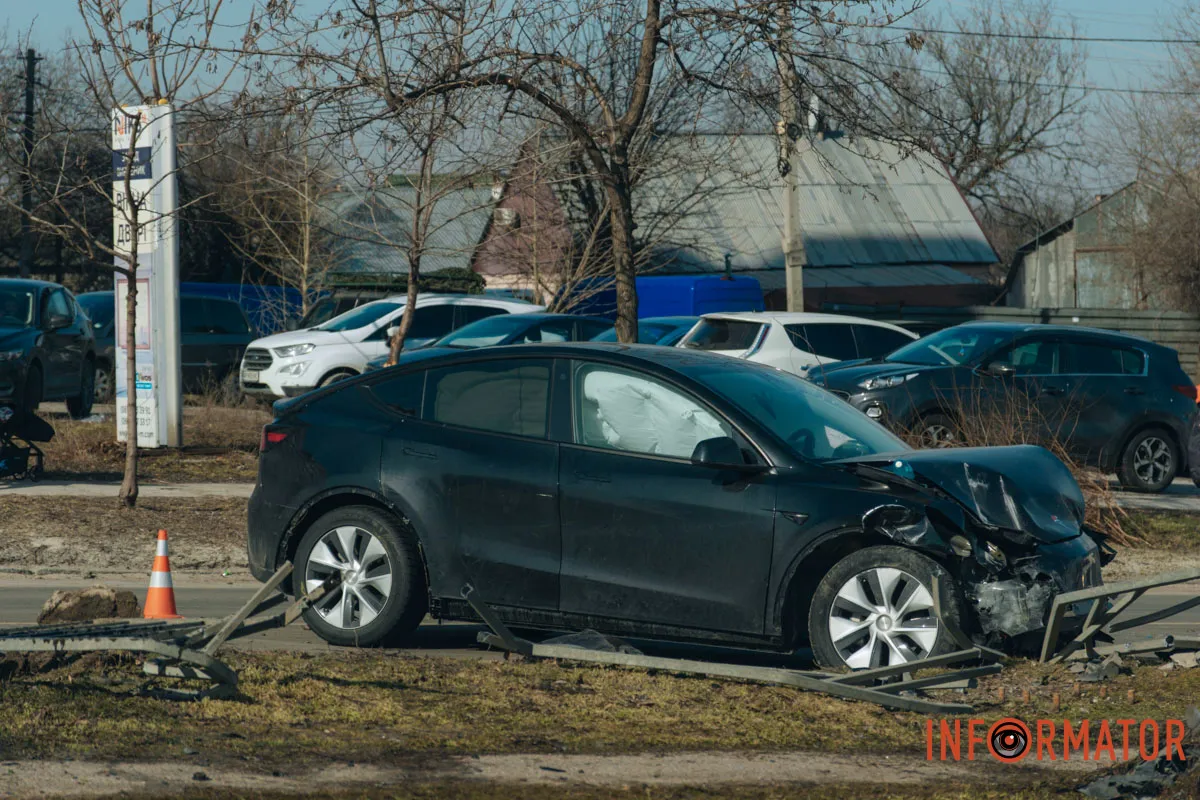 У Дніпрі на Робочій зіштовхнулись Tesla та Renault: останній перекинувся на бік 4