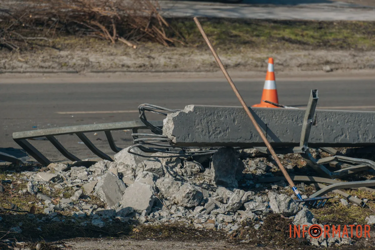 У Дніпрі на Робочій зіштовхнулись Tesla та Renault: останній перекинувся на бік 5