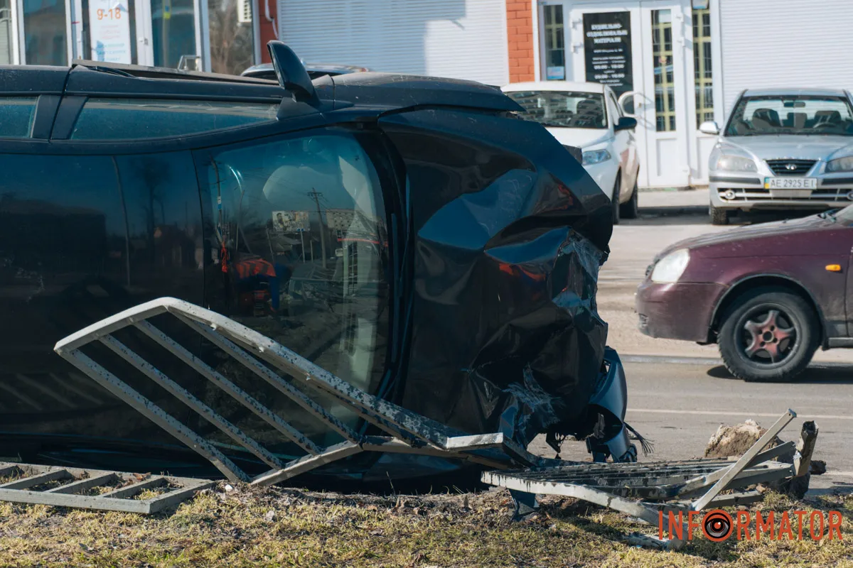 У Дніпрі на Робочій зіштовхнулись Tesla та Renault: останній перекинувся на бік 6