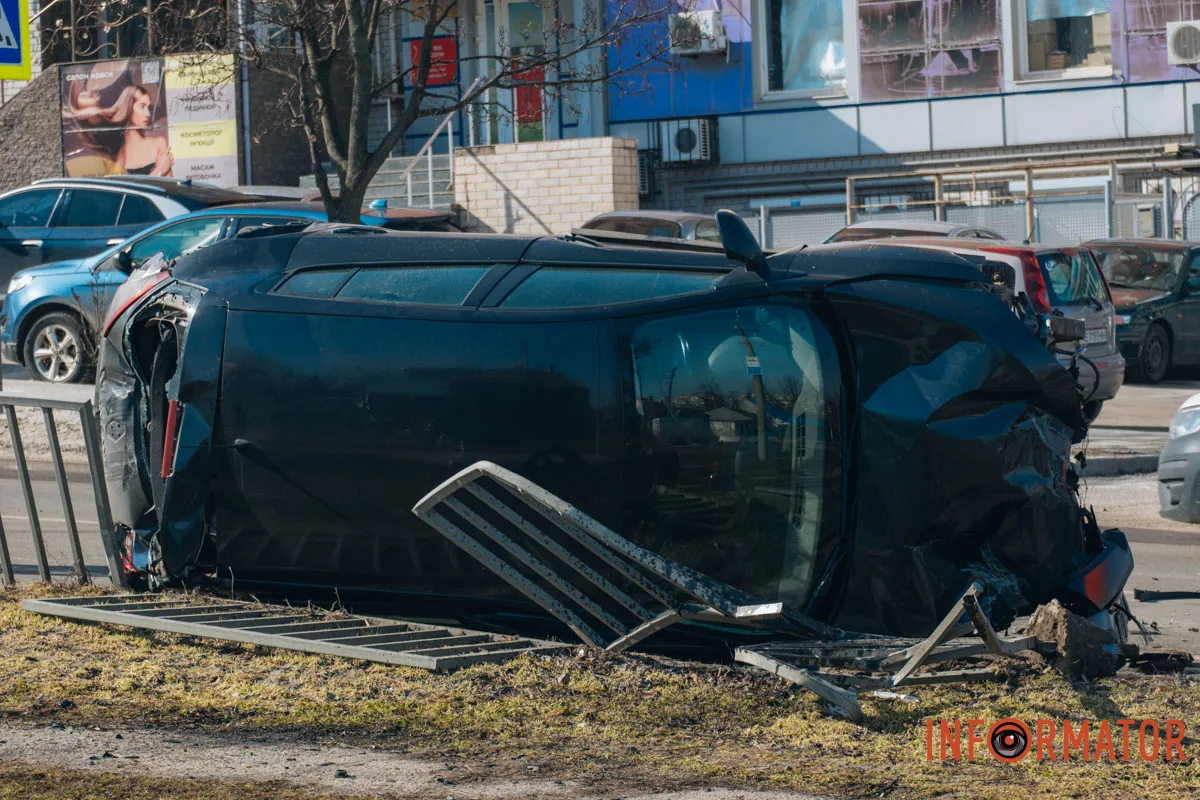 У Дніпрі на Робочій зіштовхнулись Tesla та Renault: останній перекинувся на бік 7