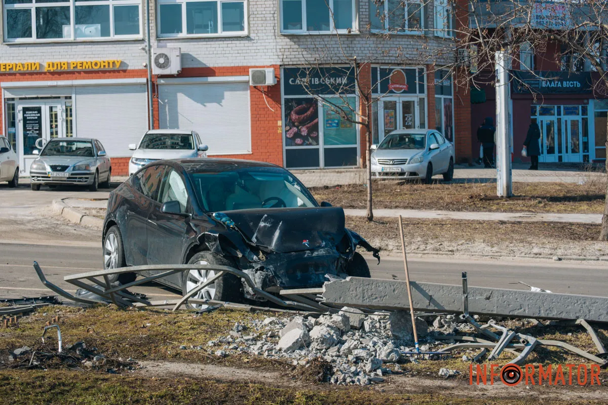 У Дніпрі на Робочій зіштовхнулись Tesla та Renault: останній перекинувся на бік 9