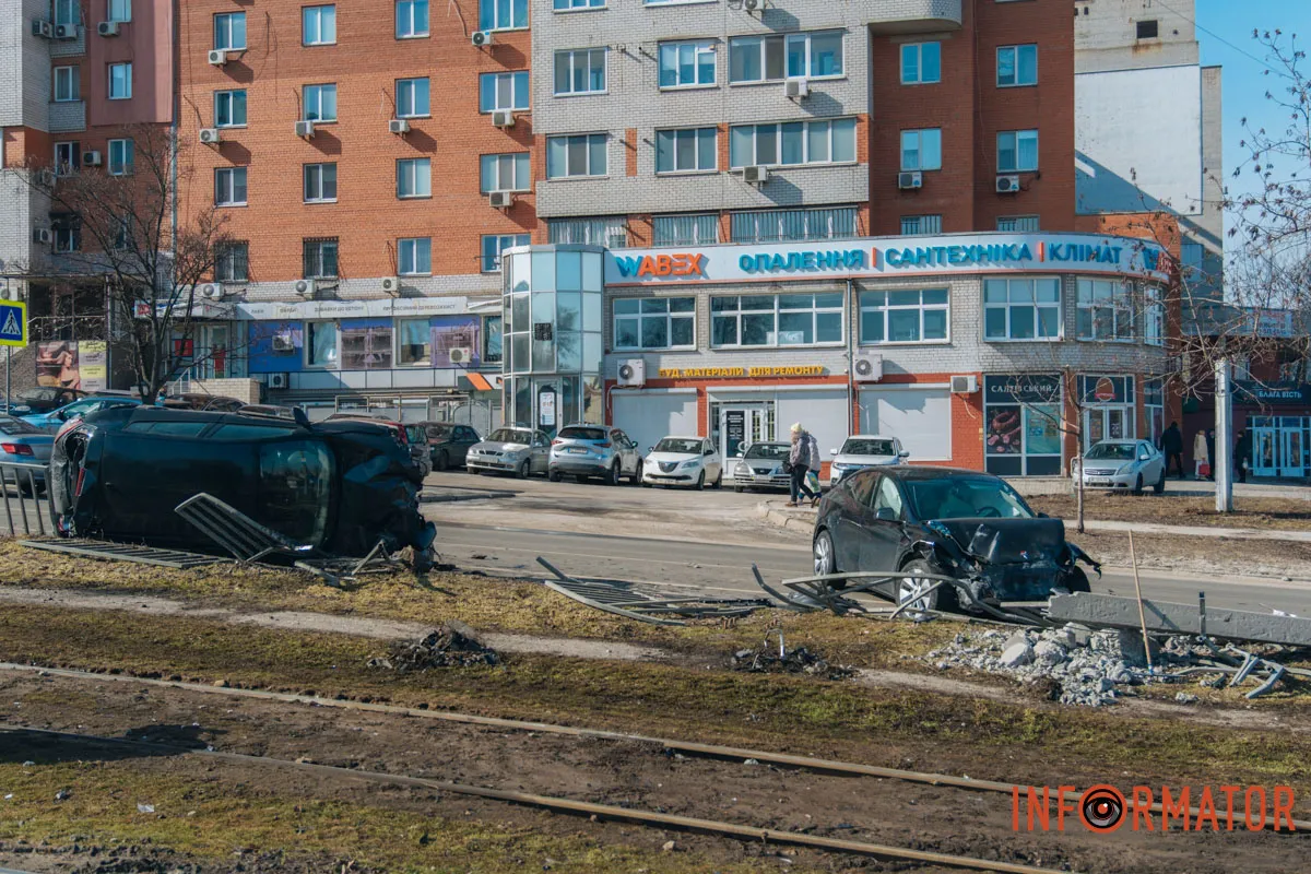 У Дніпрі на Робочій зіштовхнулись Tesla та Renault: останній перекинувся на бік 3