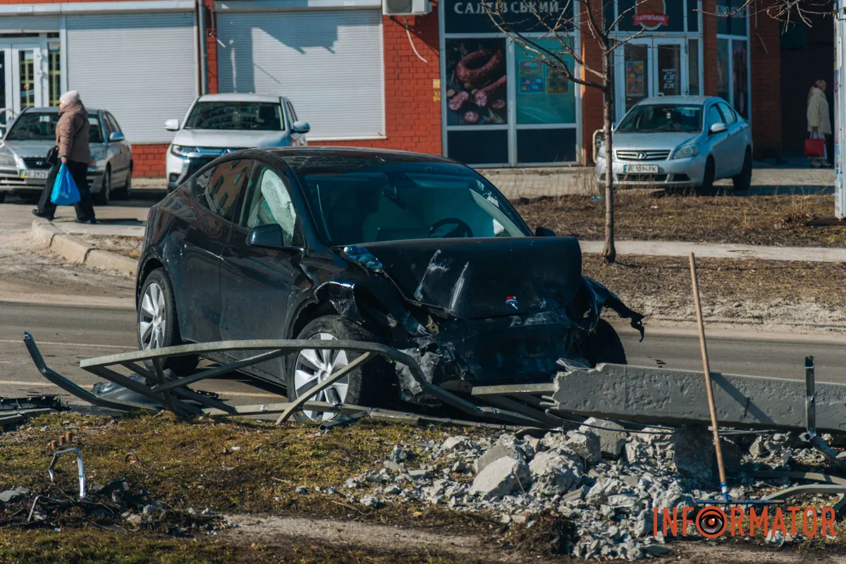 У Дніпрі на Робочій зіштовхнулись Tesla та Renault: останній перекинувся на бік 2