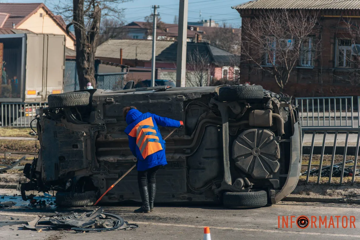 У Дніпрі на Робочій зіштовхнулись Tesla та Renault: останній перекинувся на бік 10