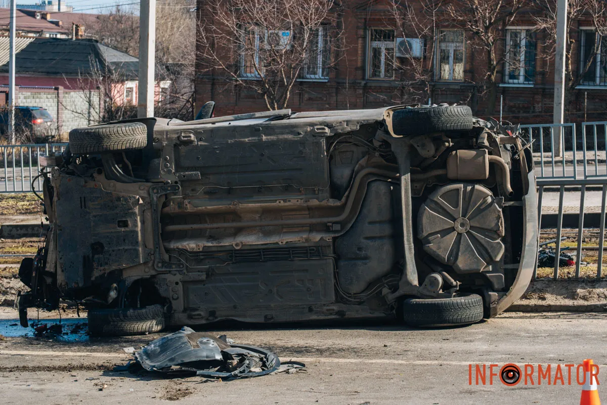 У Дніпрі на Робочій зіштовхнулись Tesla та Renault: останній перекинувся на бік 13