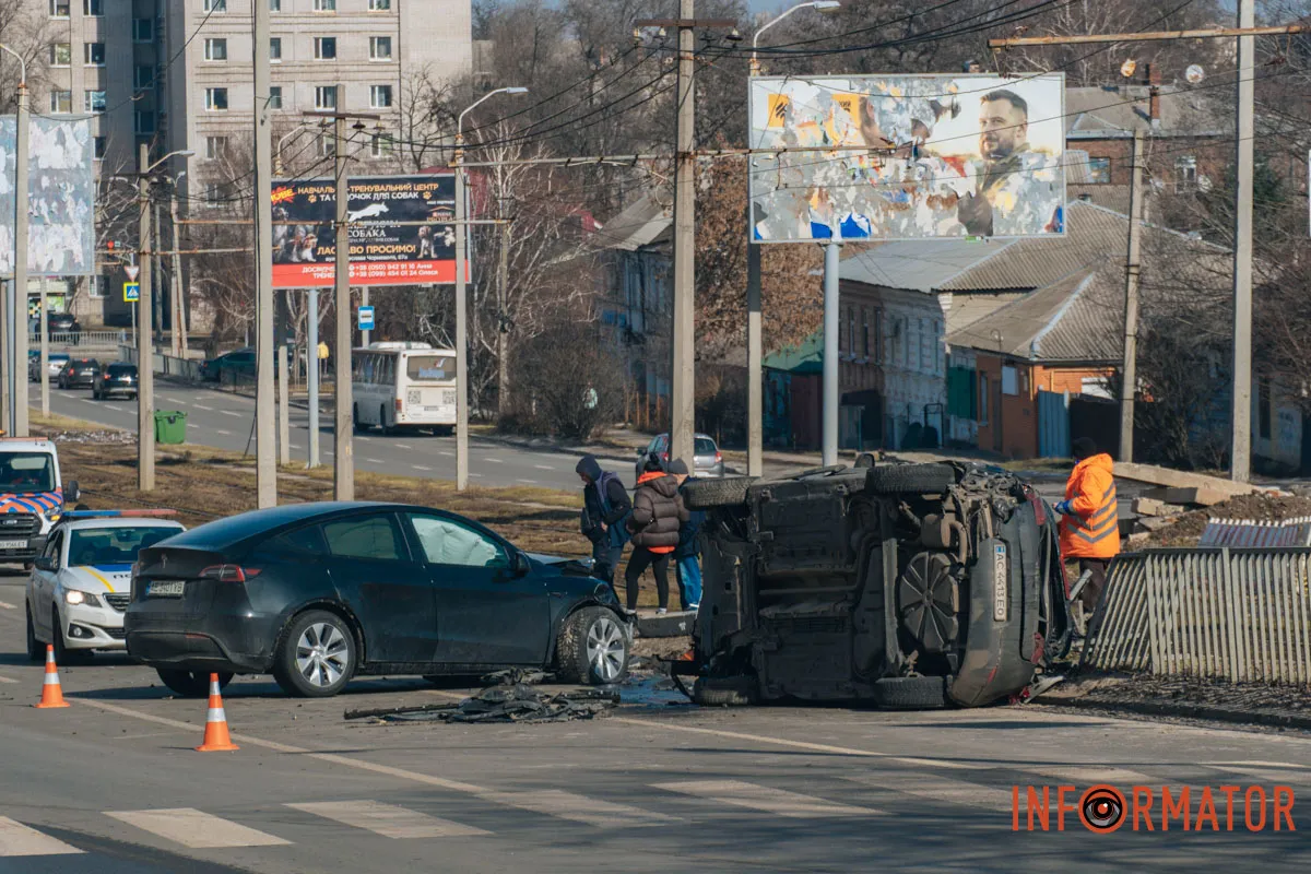 У Дніпрі на Робочій зіштовхнулись Tesla та Renault: останній перекинувся на бік 14