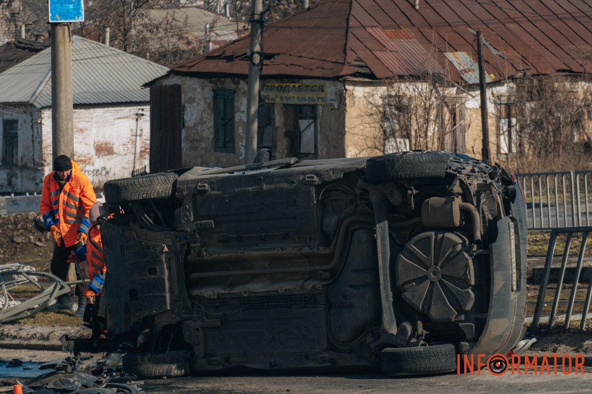 У Дніпрі на Робочій зіштовхнулись Tesla та Renault: останній перекинувся на бік 15