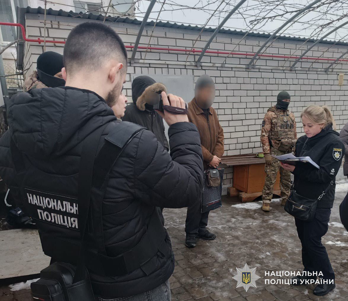 Били, змушували спати в будці та залишали без їжі: у Дніпрі судитимуть батьків-вихователів за знущання з шести дітей-сиріт