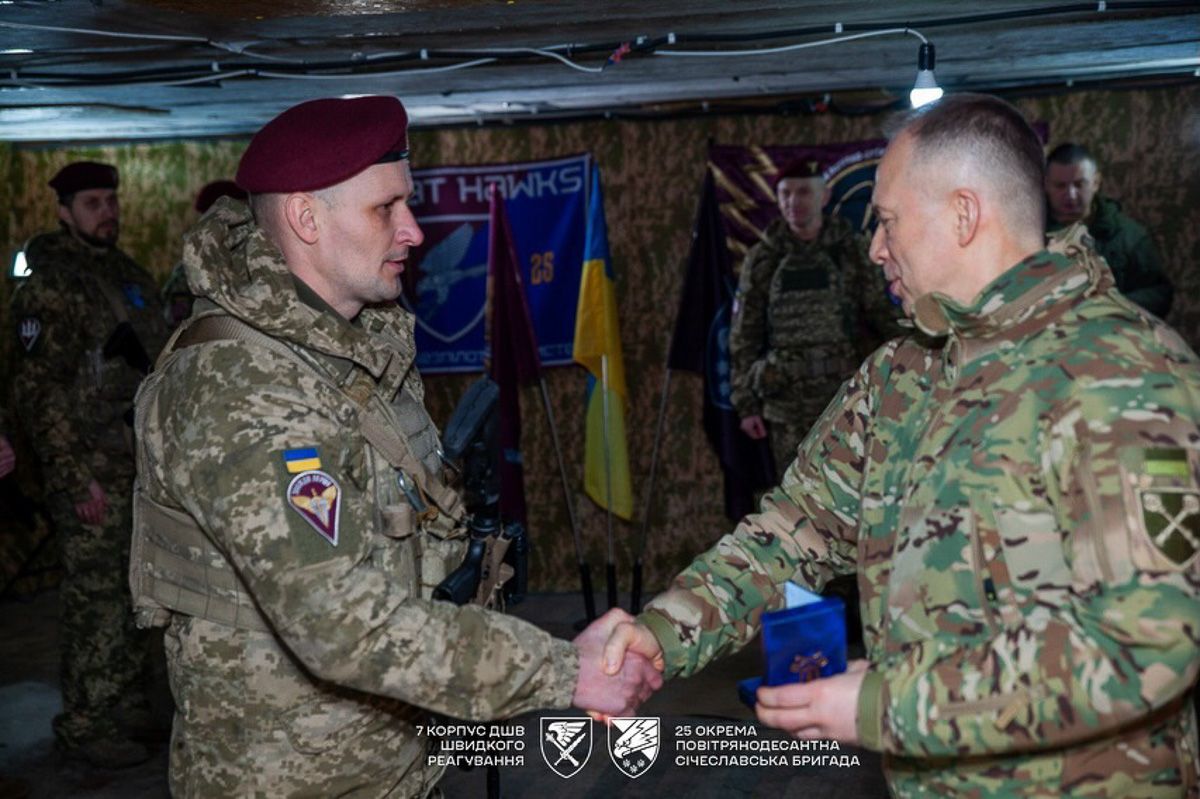 Бійці 25-ї окремої повітрянодесантної Січеславської бригади Бійці 25-ї окремої повітрянодесантної Січеславської бригади