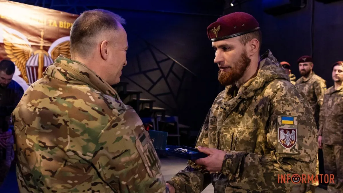 “Його рішення дозволяли просуватися вперед і зберігати життя”: воїн Володимир Мироненко з Павлограда отримав три відзнаки