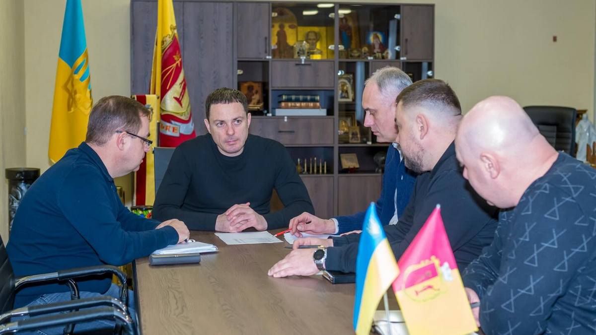 «Зима була найскладнішою за останні 15 років»: мер Кам’янського повідомив, що в місті вже почали ремонтувати дороги