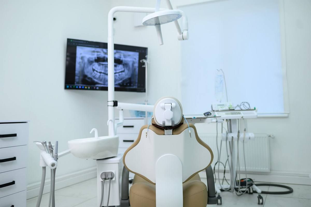 Чи можливо встановити дві коронки на один зубний імплант