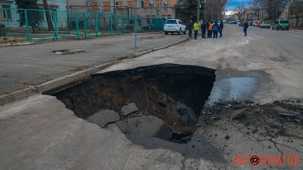 Рух перекрили: у Дніпрі на Пастера провалився асфальт
